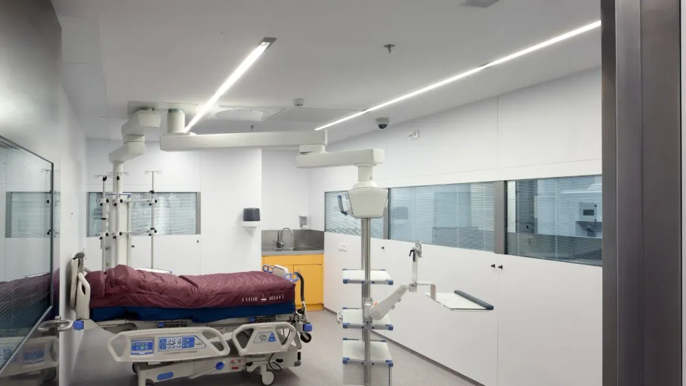 Sala szpitalna z aparaturą medyczną