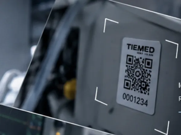 Naklejka TIEMED z kodem QR na obudowie urządzenia